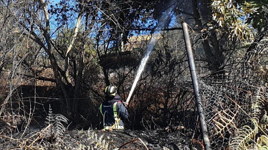 Un bombero refresca la zona de La Orotava en la que se produjo ayer un conato de incendio.