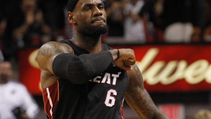 LeBron James celebra una canasta