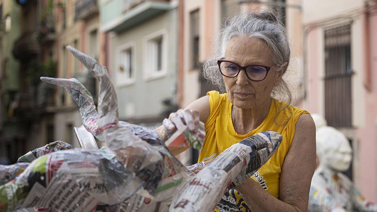 700 kilos de papel de EL PERIÓDICO decorarán las fiestas de Gràcia 2024