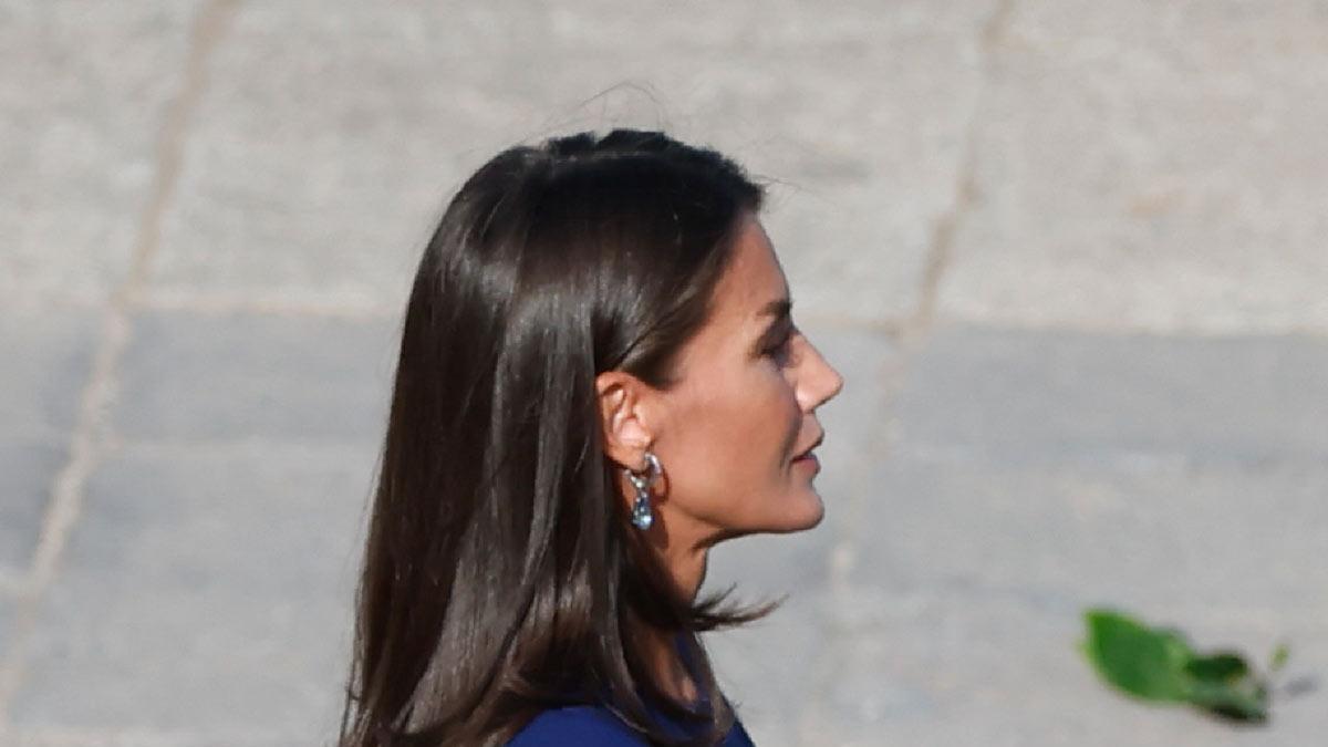 La reina Letizia, con vestido azul klein en el homenaje por las víctimas del coronavirus