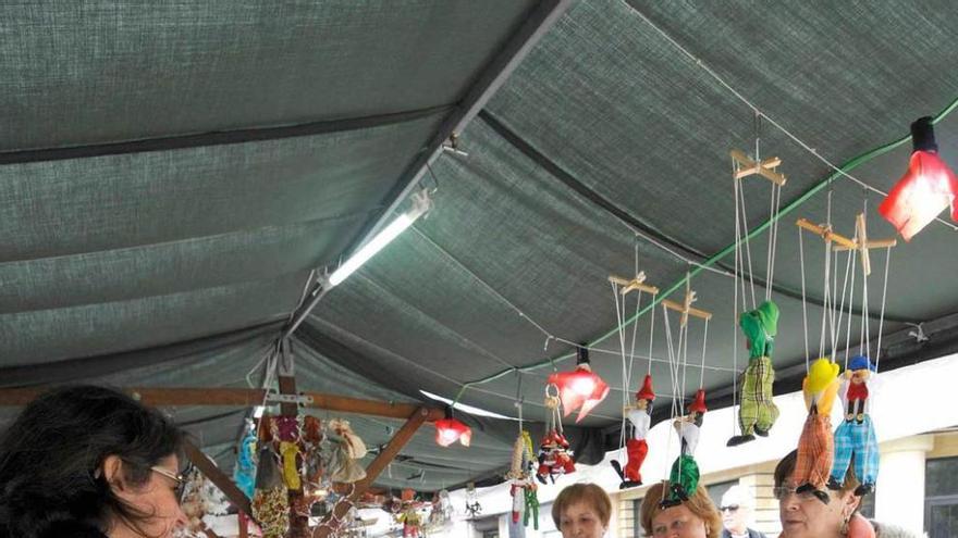 Uno de los puestos instalados en el Mercáu astur de Sama.