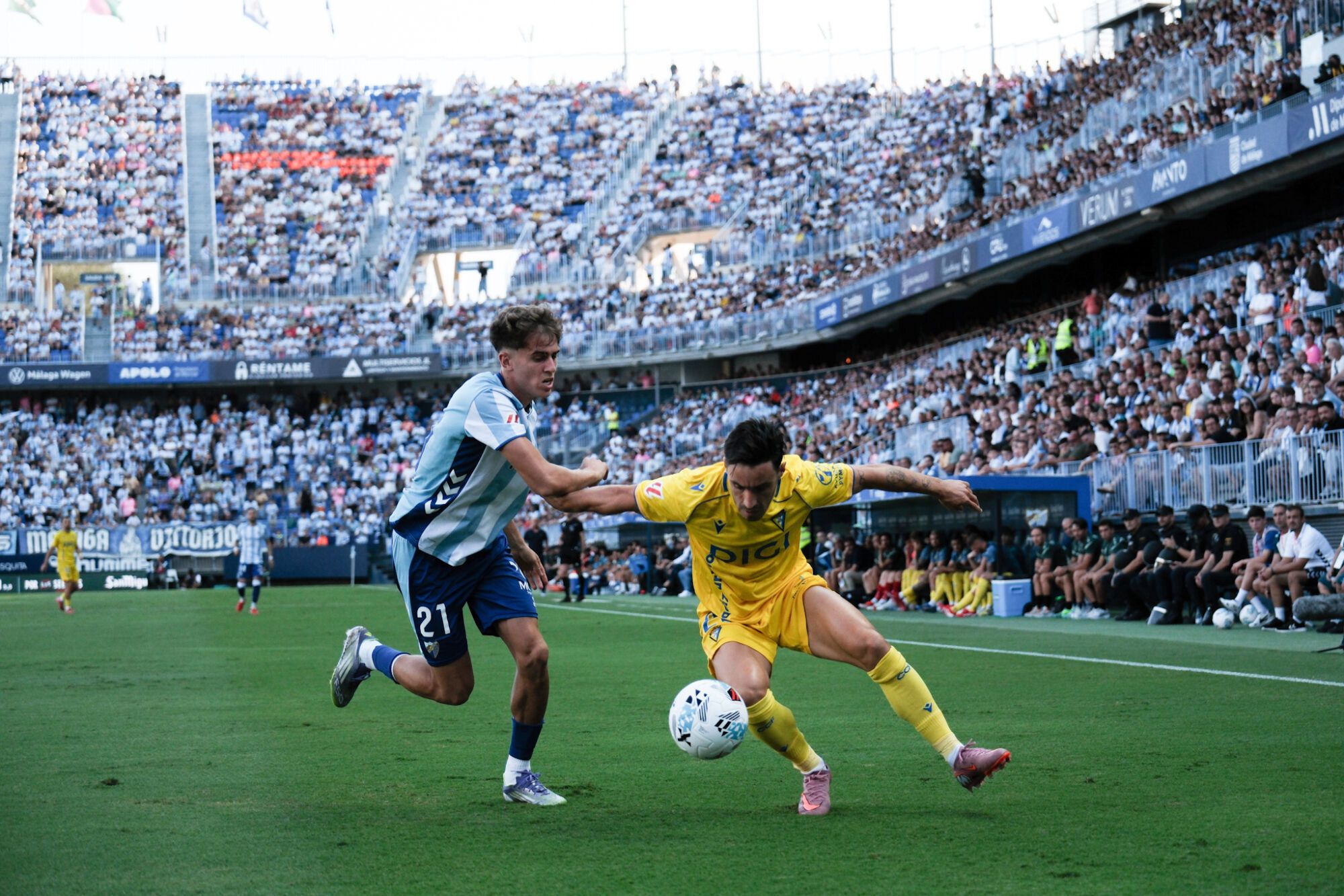 Imágenes del Málaga - Cadiz de LaLiga Hypermotion en La Rosaleda