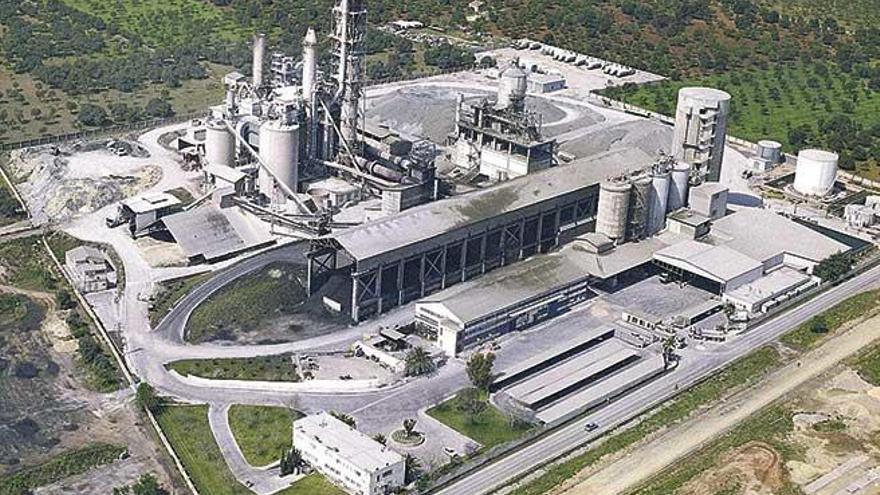 Panorámica de la fábrica de cemento de Lloseta, donde se prevé la futura planta de hidrógeno.