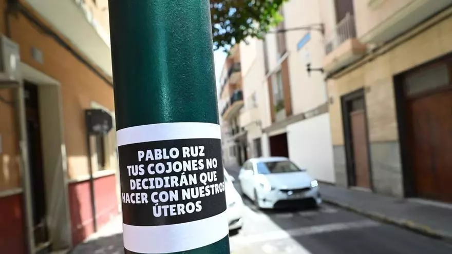 Elche vuelve a llenarse de carteles contra el alcalde Pablo Ruz