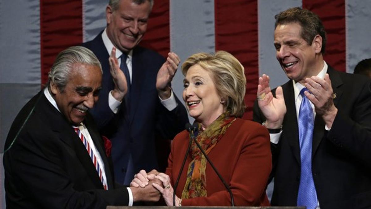 Hillary Clinton saluda al representante demócrata por Nueva York Charles Rangel, ante el alcalde de Nueva York, Bill de Blasio (izquierda) y el gobernador de Nueva York, Andrew Cuomo.