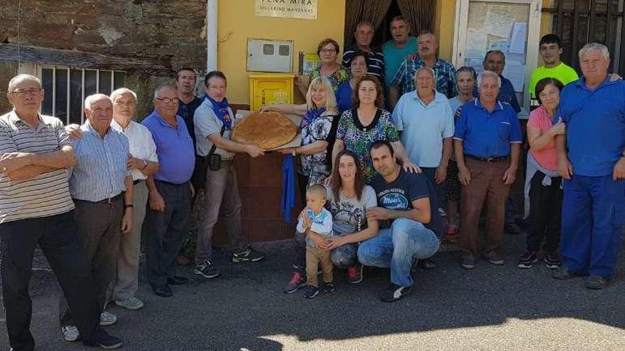 Los argentinos sujetan un hornazo, rodeados de la gente de Villarino.