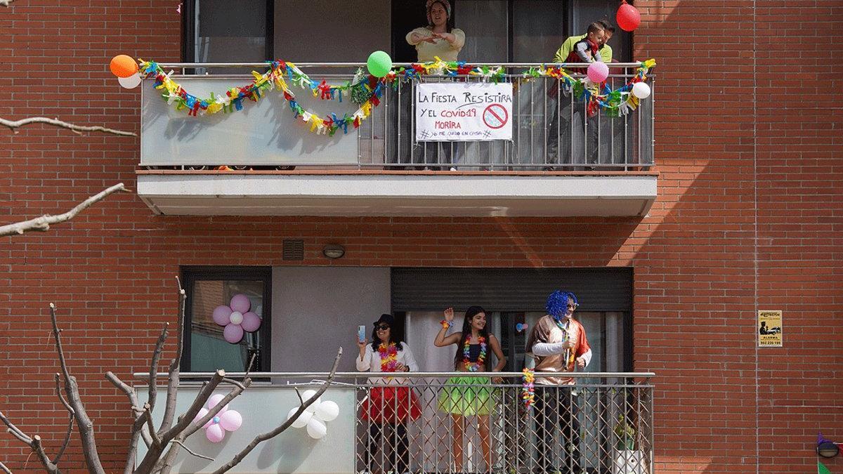 Varios vecinos de un edificio de Santa Margarida de Montbui bailan y cantan en sus balcones durante el confinamiento, el pasado 20 de marzo