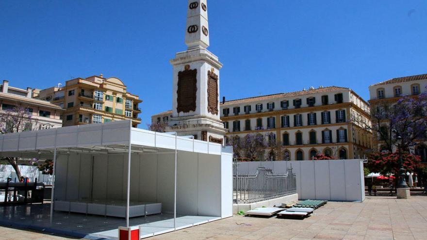 El montaje de las casetas de la Feria del Libro en la plaza de la Merced ya ha comenzado.