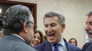 Feijóo celebra tres anys davant del PP amb l’escull de Mazón