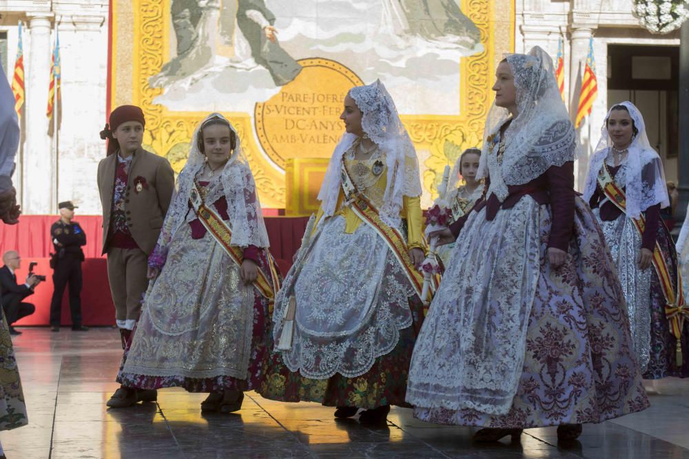 Desfile de las falleras mayores de las diferentes comisiones durante la procesión general de la Mare de Déu dels Desemparats.