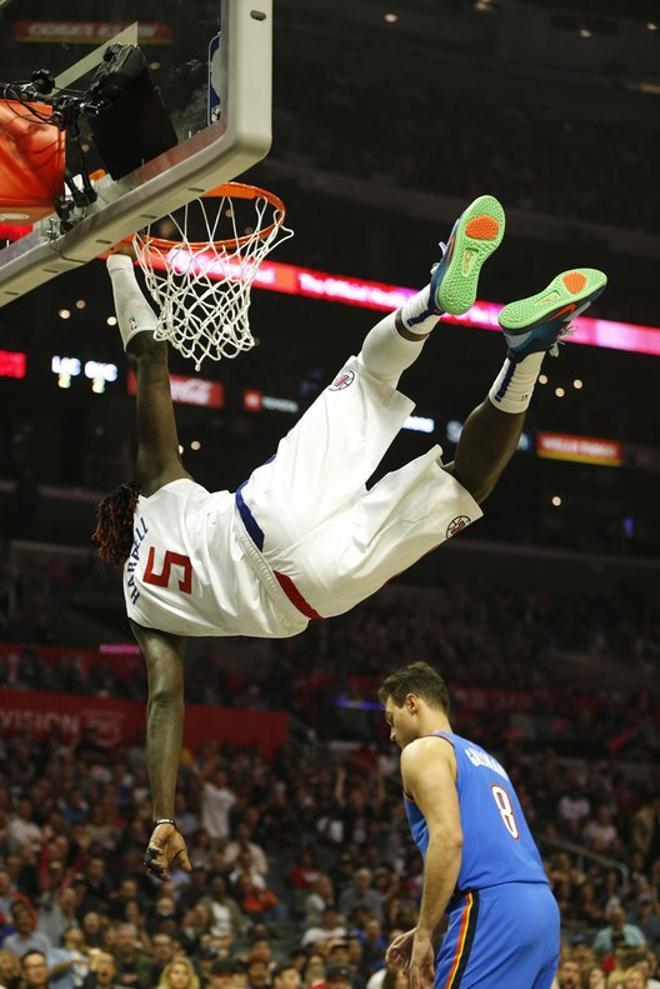 Montrezl Harrell de Los Angeles Clippers encesta durante el partido entre los Oklahoma City Thunder en el Staples Center en Los Angeles, California.