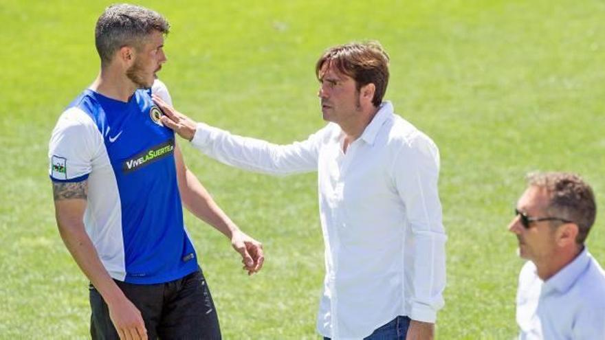 Carlos Luque habla con Pol Bueso durante un momento del partido contra el filial del Mallorca.