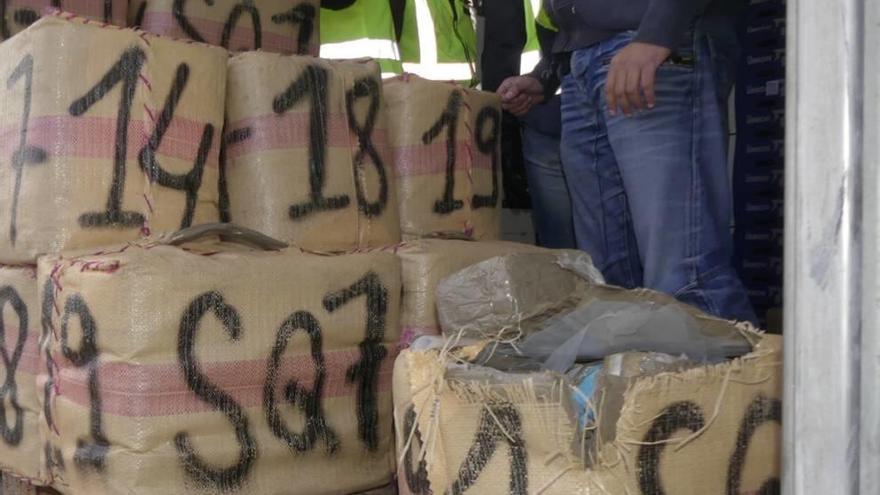 La Guardia Civil halló 640 kilos de hachís entre el cargamento.