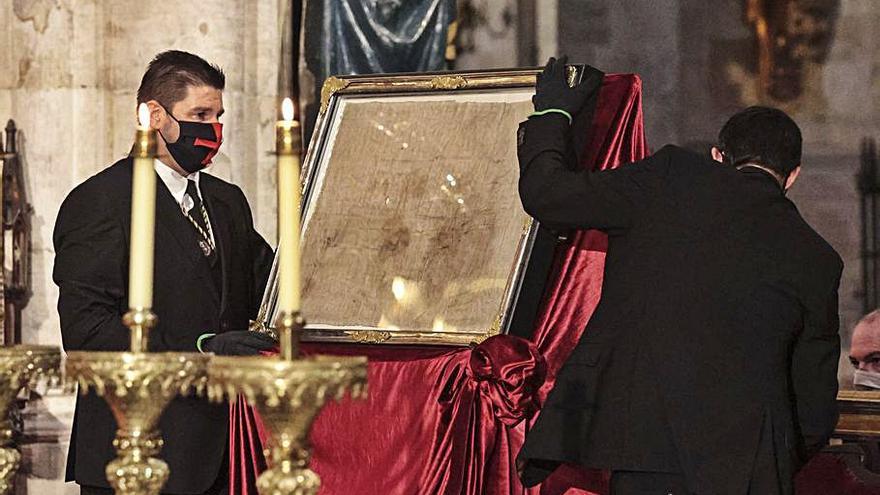 Así es el complejo traslado del Santo Sudario desde la Cámara Santa al altar de la Catedral de Oviedo