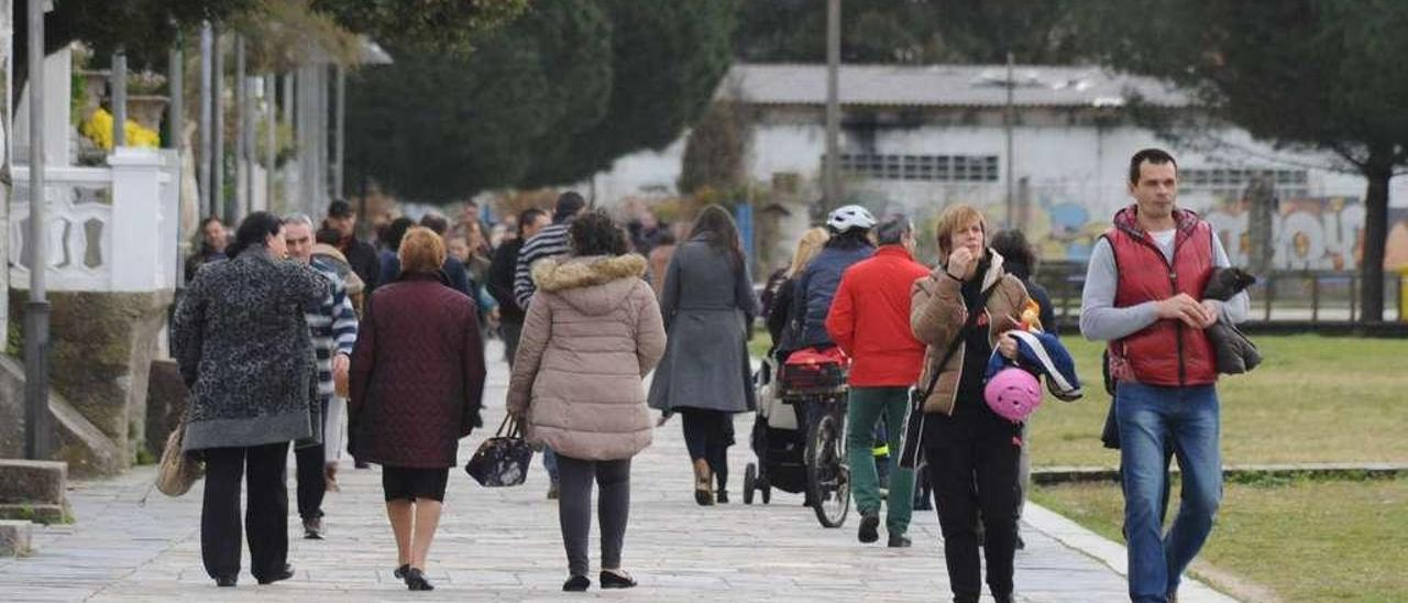 Vecinos en el paseo marítimo de Vilagarcía a Carril. // Iñaki Abella