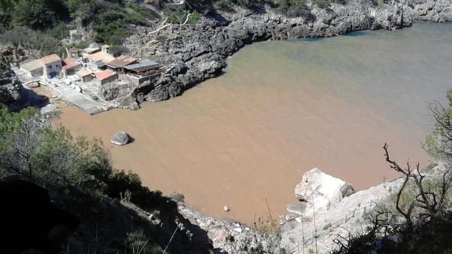 Éste es el aspecto que presentaba ayer el agua de Cala Deià.