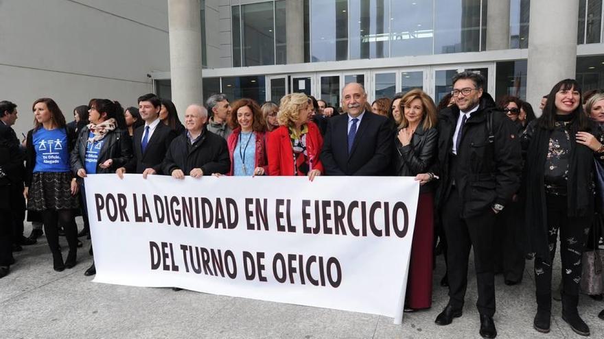 Los abogados del Turno de Oficio se concentraron a las puertas de la Ciudad de la Justicia.