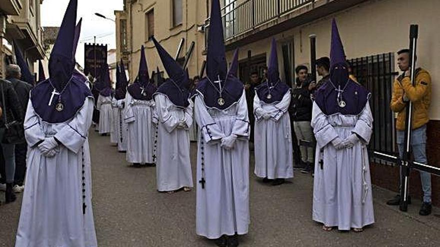 Los cofrades del Ecce Homo detenidos en una de las calles saucanas.