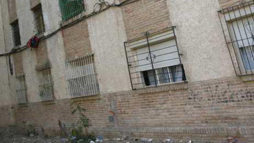 Una niña resulta herida de gravedad al precipitarse desde un tercer piso en Alicante
