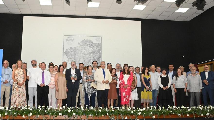 Foto de familia de los galardonados en los Premios Alecrín.