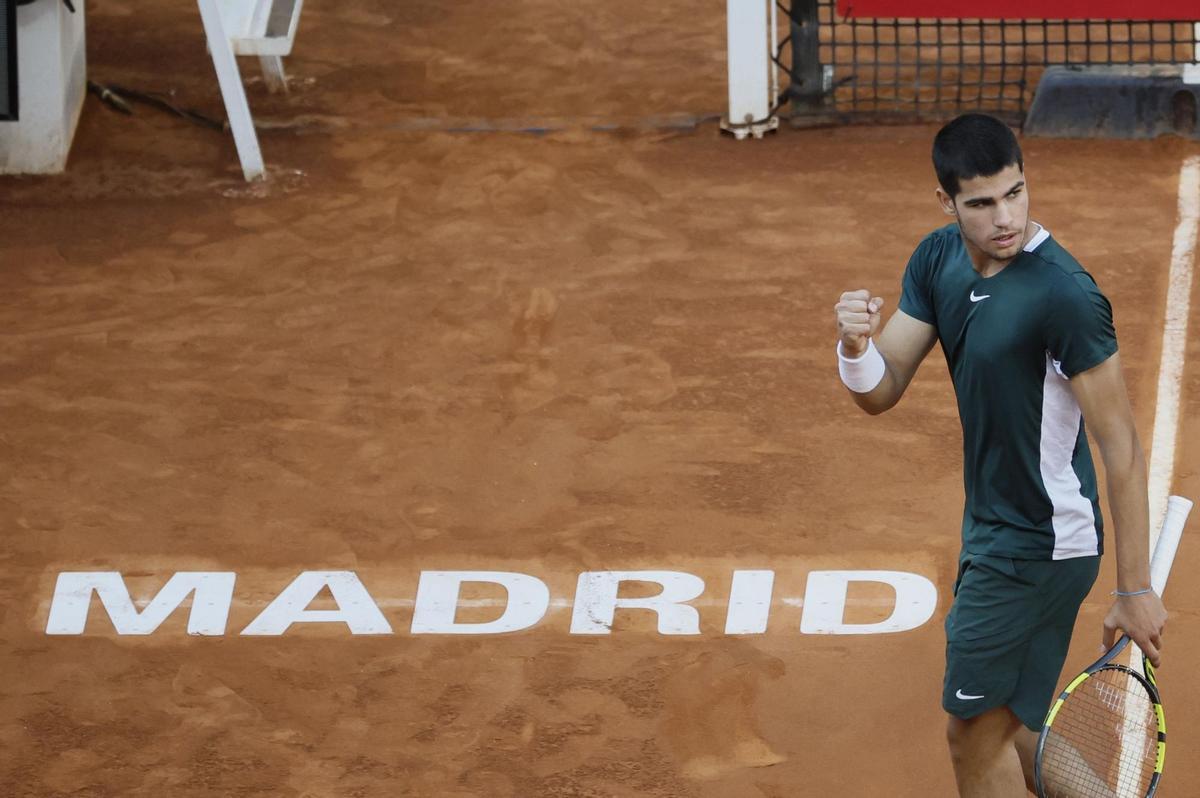 MADRID, 08/05/2022.- El tenista español Carlos Alcaraz celebra un punto contra el alemán Alexander Zverev, durante la final masculina del Mutua Madrid Open, este domingo en las instalaciones de la Caja Mágica, en Madrid. EFE/Juanjo Martín