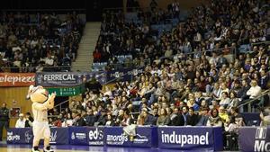 La afición del Monbus Obradoiro durante el encuentro frente al Alimerka Oviedo en el Multiusos Fontes do Sar.