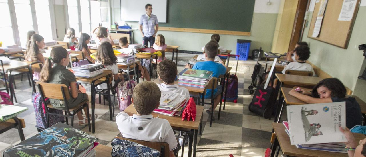 Alumnos y profesor en un aula de primaria de un colegio. // Javier Cebollada