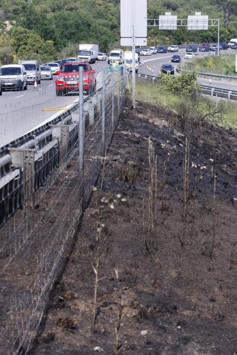 incendi forestal a Llagostera i tall de la carretera