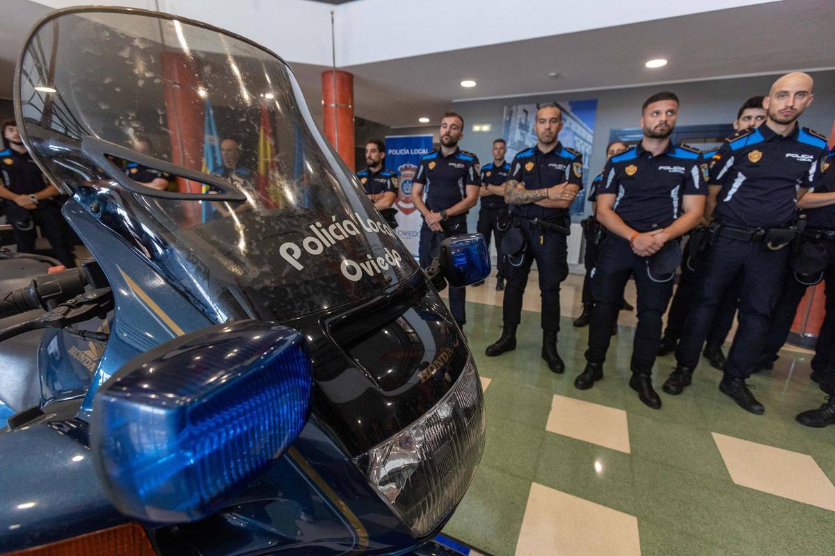 25 nuevos agentes interinos recogen sus acreditaciones policiales tras superar un intenso periodo de prácticas.