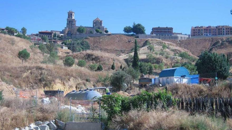 Operarios trabajan en la adecuación de la nueva estación depuradora junto al puente de piedra.