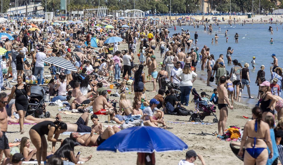 ALICANTE.- PLAYA DEL POSTIGUET LLENA DE TURISTAS EN EL DOMINGO DE PASCUA