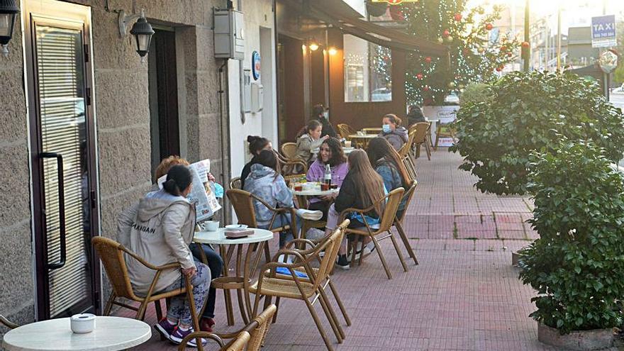 Terrazas hosteleras ayer en Dena. |   // NOÉ PARGA