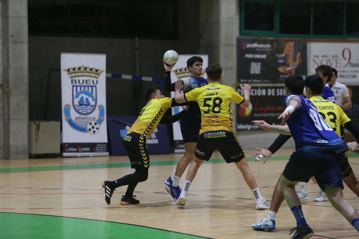 Un partido de balonmano este fin de semana en el pabellón Pablo Herbello de Bueu.