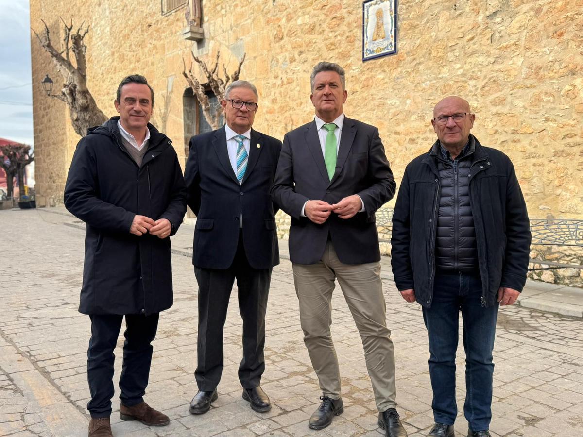 Vicente Martínez Mus ha estado acompañado por el gerente de la EPSAR, Jose Aparicio; el alcalde de Alcublas, José Luis Arce y el de Andilla, Federico Burgos.