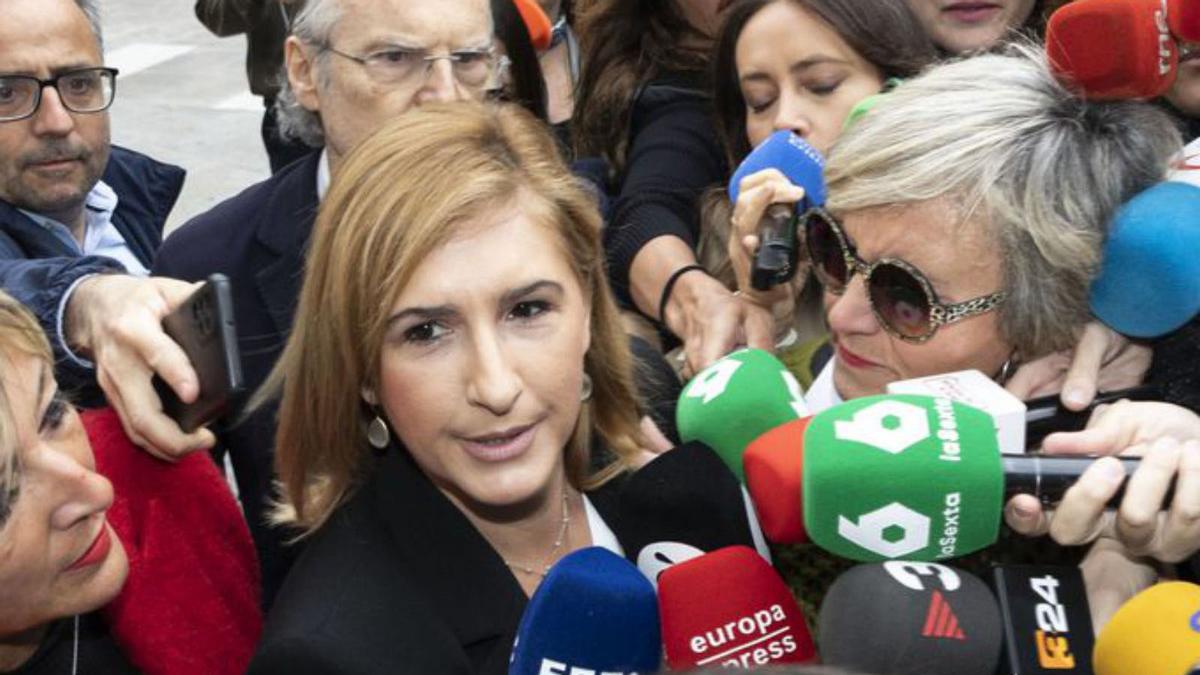 Un familiar de les víctimes de la dana protesta davant els jutjats mentre declaren diversos investigats. | MIGUEL ÁNGEL MONTESINOS