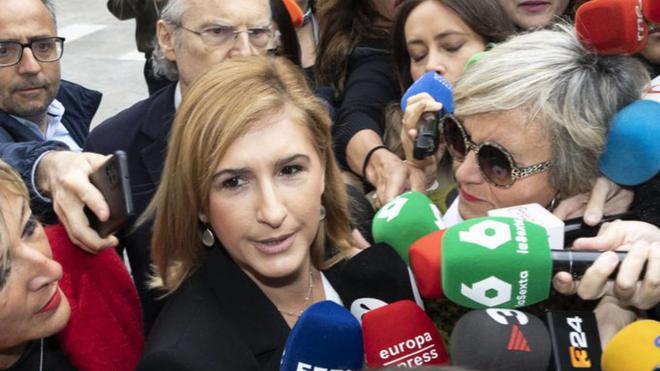 Un familiar de les víctimes de la dana protesta davant els jutjats mentre declaren diversos investigats. | MIGUEL ÁNGEL MONTESINOS