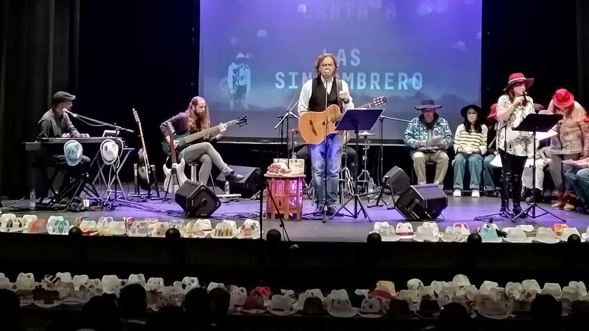 Paco Llamas acompañado de su grupo, usuarios de Intras y estudiantes del Pardo Tavera recuerda a las “Sinsombrero” en su concierto. | M. J. C.