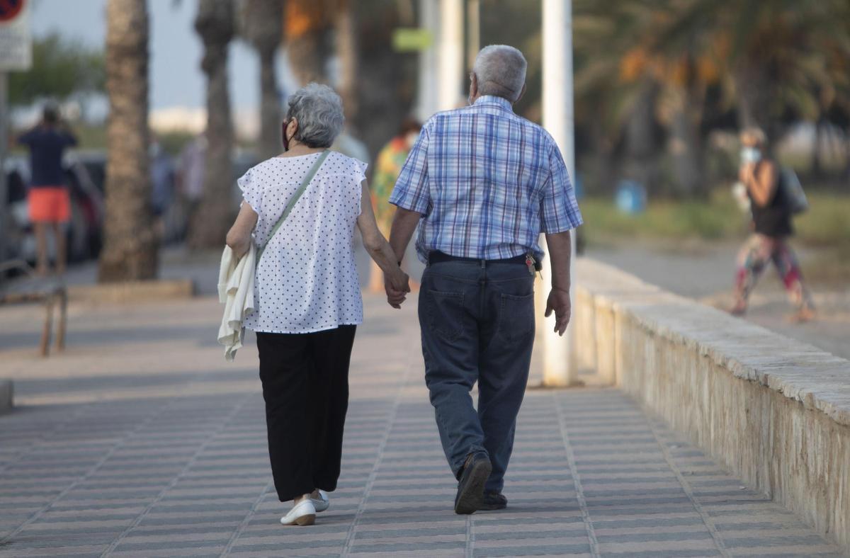 Una pareja de pensionistas dando un paseo.