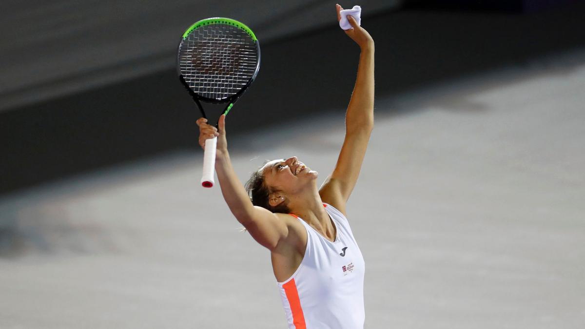 Sara Sorribes celebra el título tras ganar la final de hace un año a Bouchard