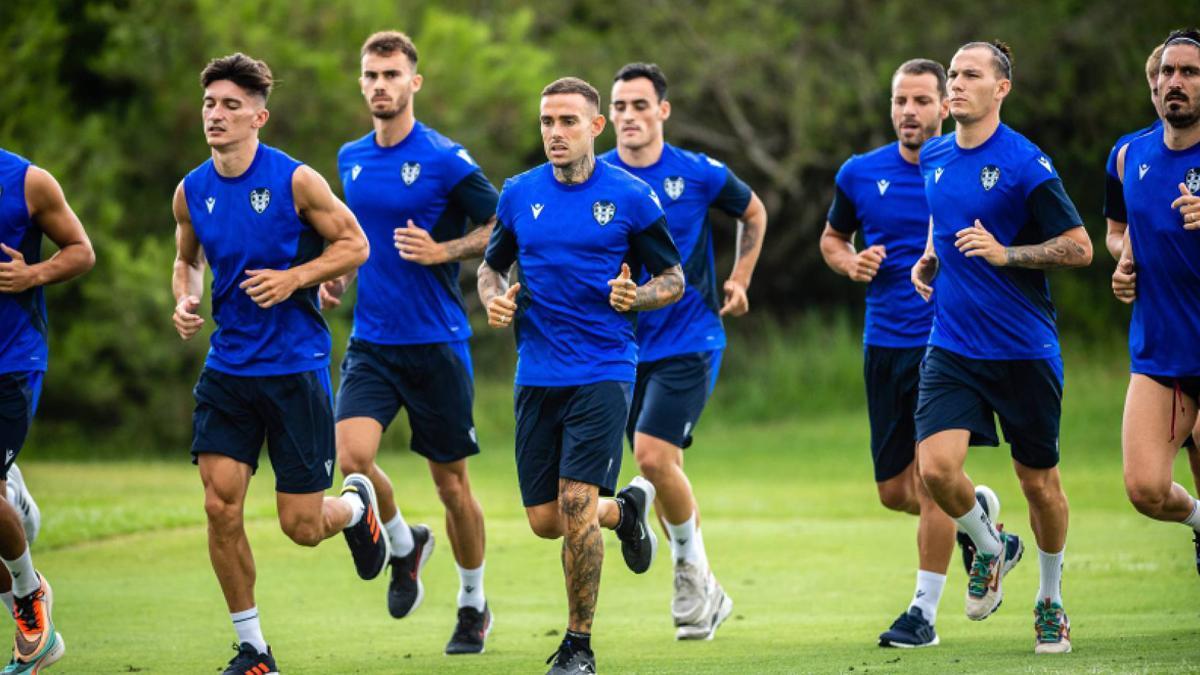 Los jugadores del Levante, en carrera continua