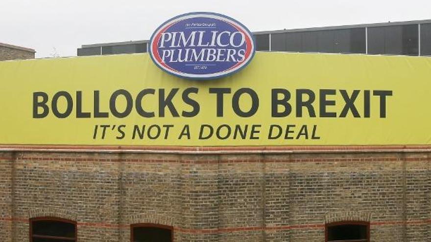 El cartel de Charlie Mullins en la fachada de Pimlico Plumbers.