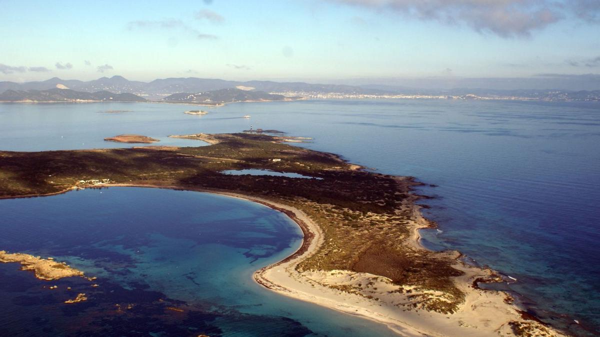 Vista aèria de s&#039;Espalmador. En primer terme el pas des Trucadors; a l&#039;esquerra, l&#039;illot de Casteví.