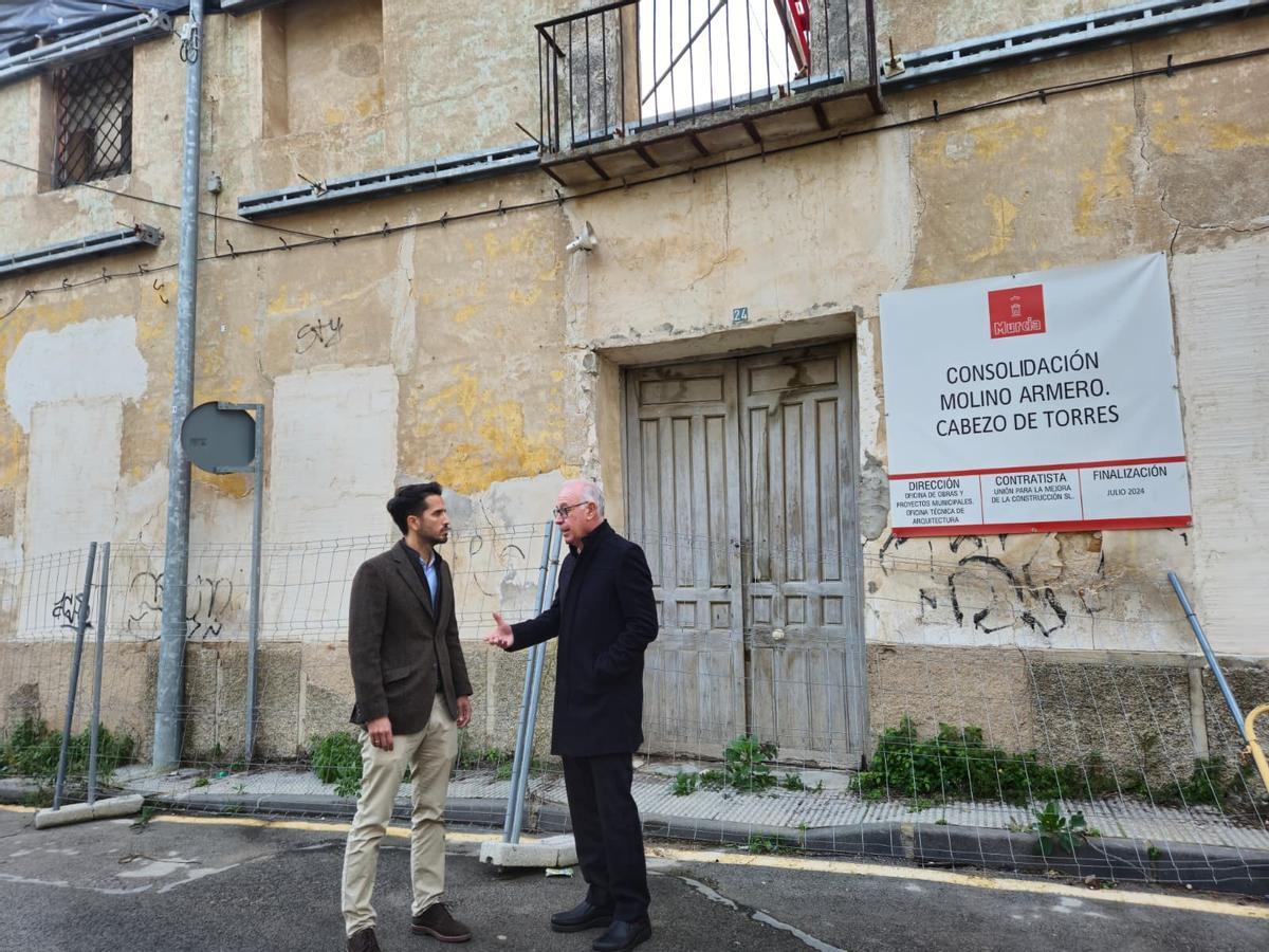 Representantes de la Dirección General de Patrimonio y del Ayuntamiento de Murcia frente al Molino Armero, en el Cabezo.