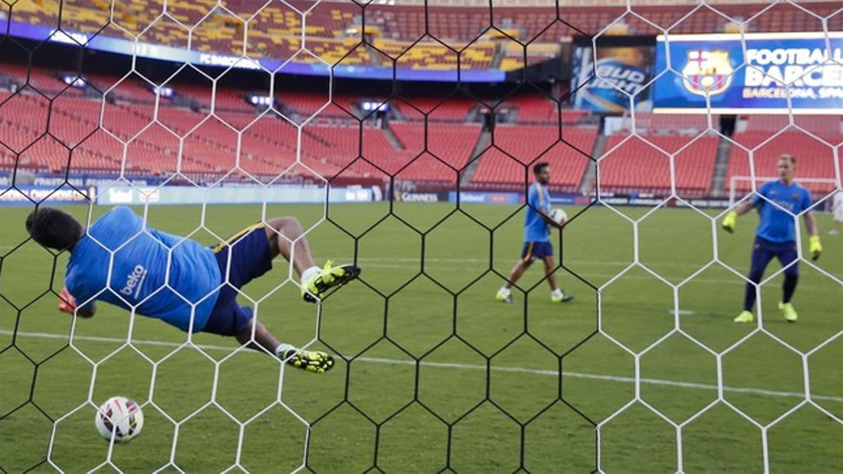 Luis Suárez trata de detener un penalti lanzado por Ter Stegen durante el entrenamiento