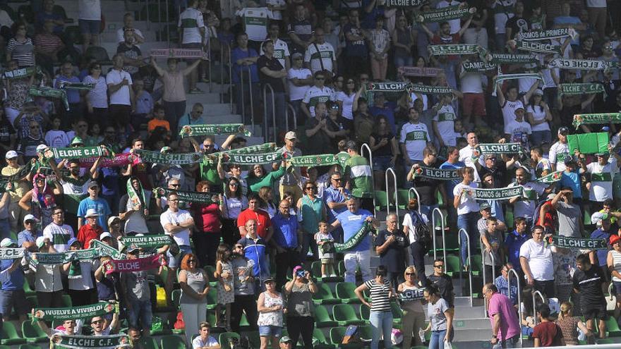 Seguidores del Elche durante el partido frente al Reus