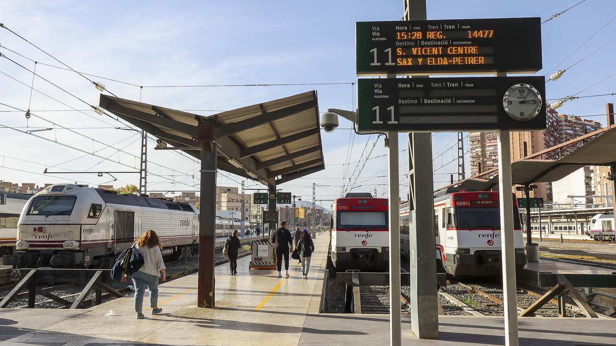 Andenes de Cercanías y Media Distancia en la estación-término de Alicante