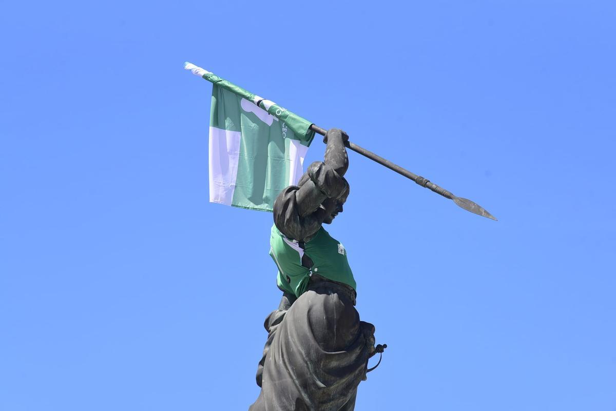 La estatua de María Pita, de verdiblanco para apoyar al Liceo