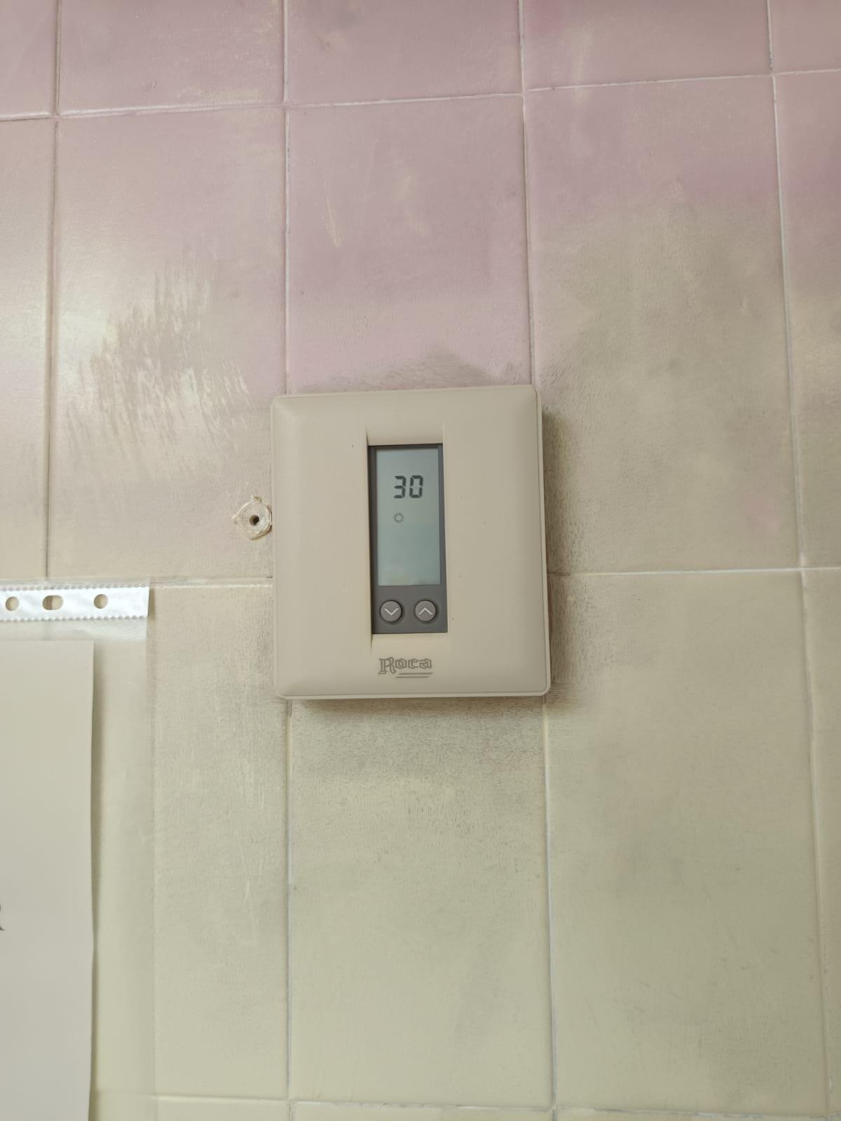 Un termómetro marca 30º en una consulta del centro de salud Torre Ramona, este martes.