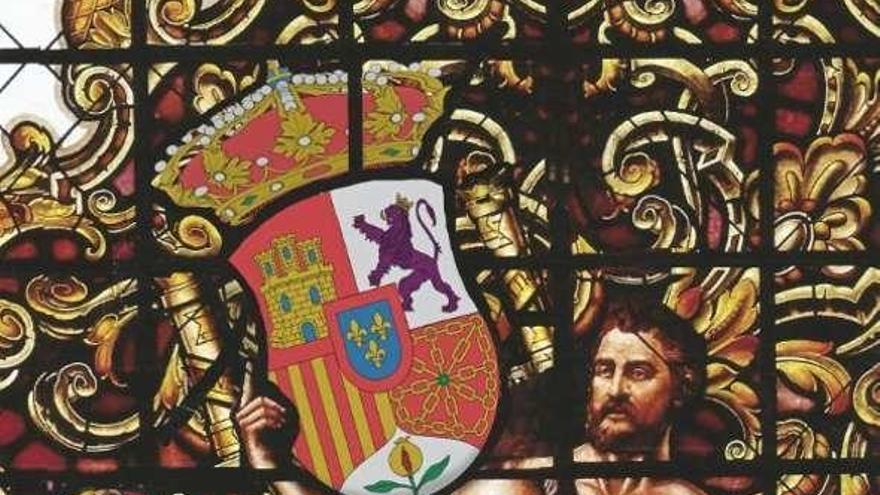 A la izquierda, imagen virtual del nuevo diseño de la vidriera del Palacio Municipal, y a la derecha, su aspecto actual con el escudo franquista.