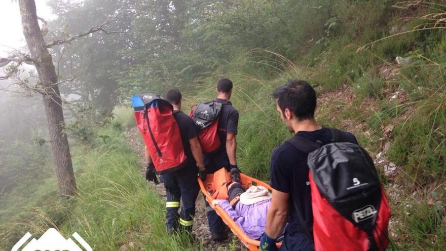 Evacuada tras fracturarse el tobillo durante una ruta en Cangas de Onís